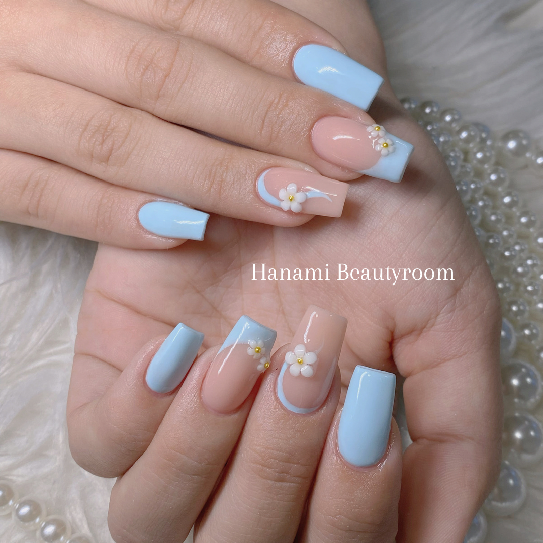 Baby blue flower nails 🌸